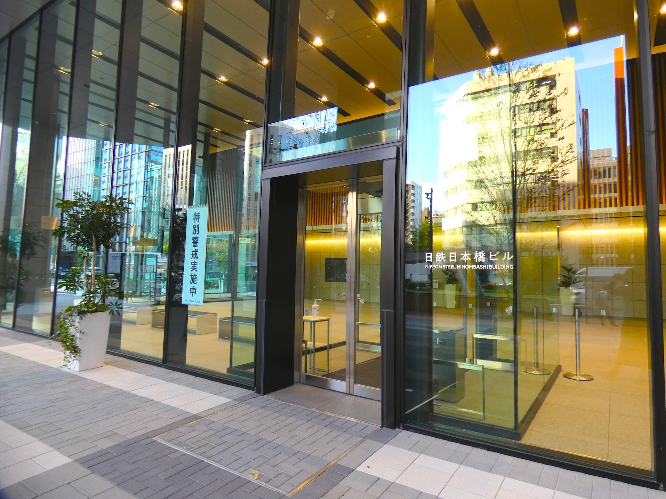 Entrance: Luxurious entrance with glass facade.